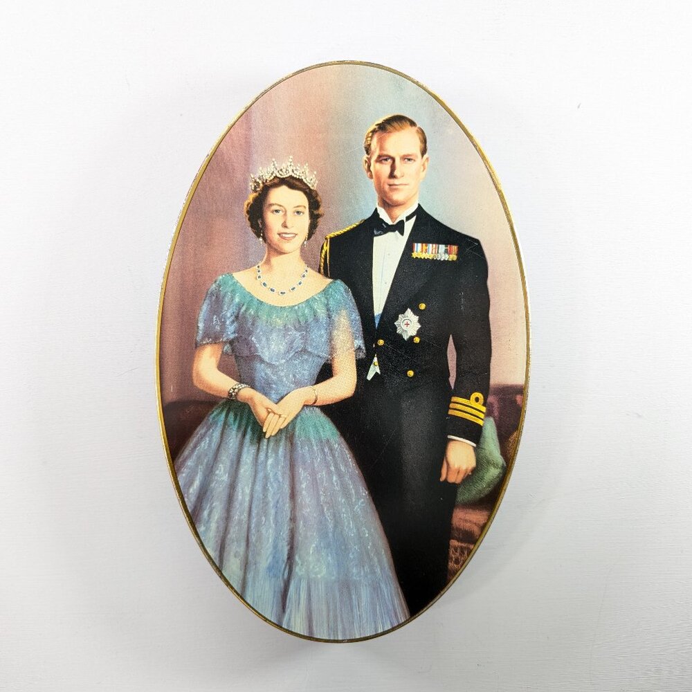 1953 Coronation Souvenir Queen Elizabeth & Prince Philip BISCUIT TIN, Carr & Co